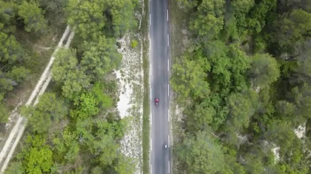 Bisikletçi Senanque Abbey Road Tarafından Dağın Üzerinde Sürüş Bir Araçla — Stok video