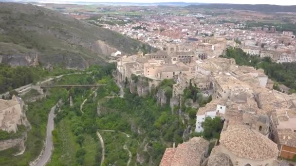 Vue aérienne de Cuenca en Espagne, avec de belles maisons de pastel colorées, des arbres et une rivière dans la vallée 