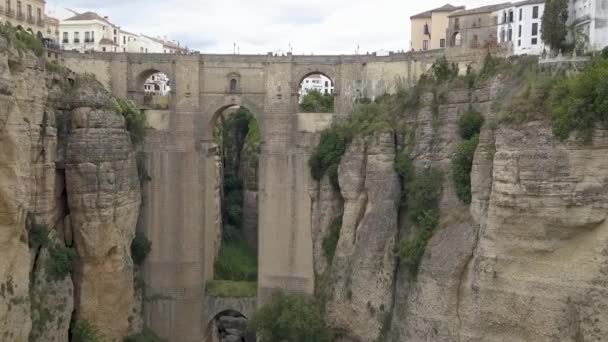 鸟瞰的历史 Puente 索大桥 最新和最大的桥梁 跨越120米深的鸿沟 Guadalevn 河和划分的城市隆达 在西班牙南部 免版税图库视频片段
