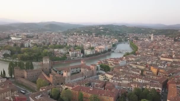Antenn Skott Verona Italien Vid Solnedgången Med Typiska Italienska Lägenhet — Stockvideo