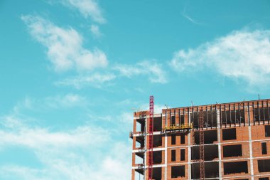 İnşaat alanında bina stand inşaatçılar ile