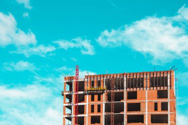 İnşaat alanında bina stand inşaatçılar ile