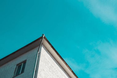 bir pencere ve bir evin çatı duvarları