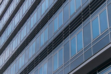 windows ile modern bir bina dış