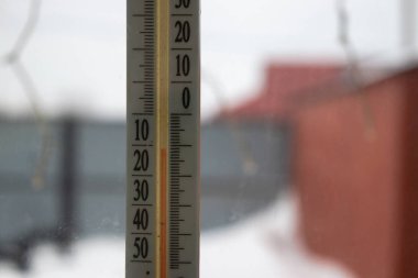 serin bir kış gününde pencerede duran termometre