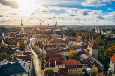 Tallinn şehir görünümü karşı güneş ve cennet yukarıda. Güneşli eski kasaba panorama sonbahar günü tarafından