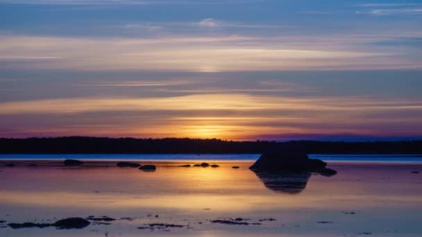 バルト海の海岸 Kassari Hiiumaa エストニア日の出の美しいタイムラプス — ストック動画