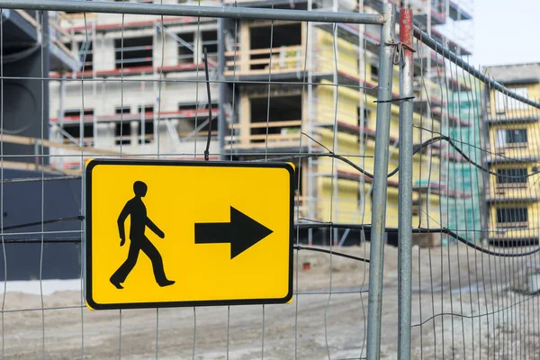 Şantiye yakınındaki yaya kaldırımı için yol yol işareti