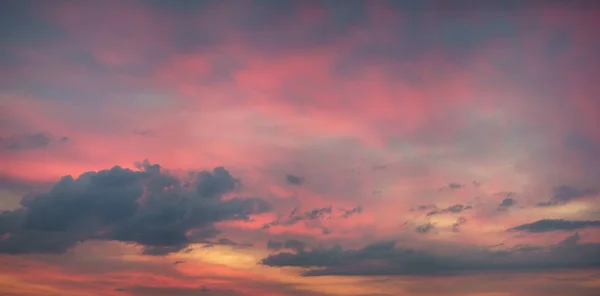 Renkli bulutlar ile dramatik günbatımı gökyüzü Panoraması