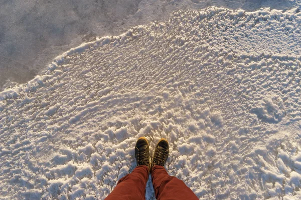Erkek bacaklar buzlu yüzeyde duran, pov atış