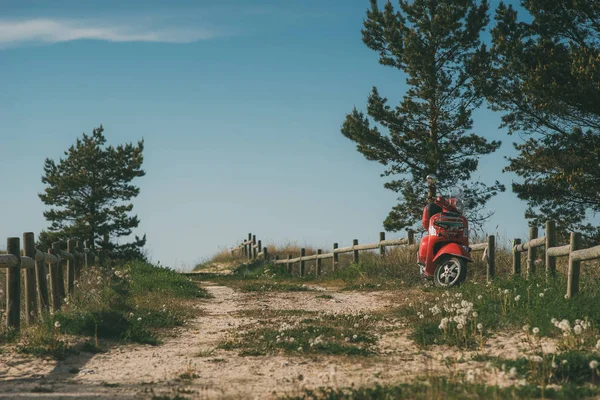 Kırmızı retro scooter plaja yakın kamp alanında park