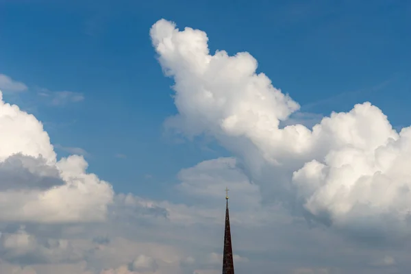 Bulutlara, inanca ve din kavramına karşı haçlı Spire