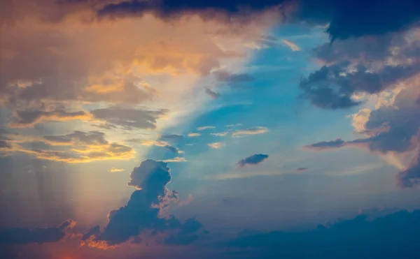 Güneş ışınları, doğal arka plan ile güzel ve renkli cloudscape