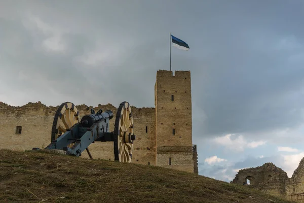 Estonya, Rakvere 'deki ortaçağ kalesine top saldırısı