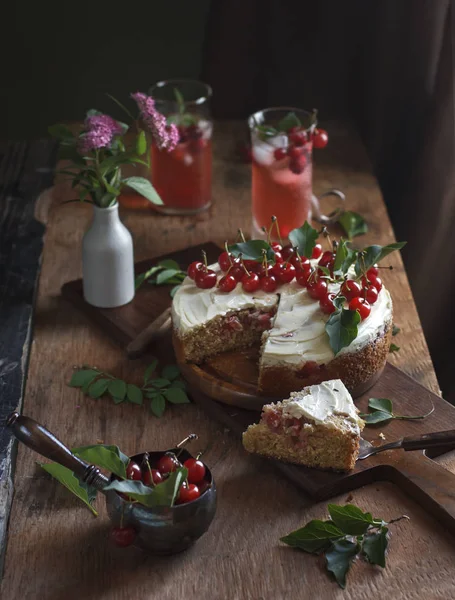 Tart kiraz kek rustik arka planda