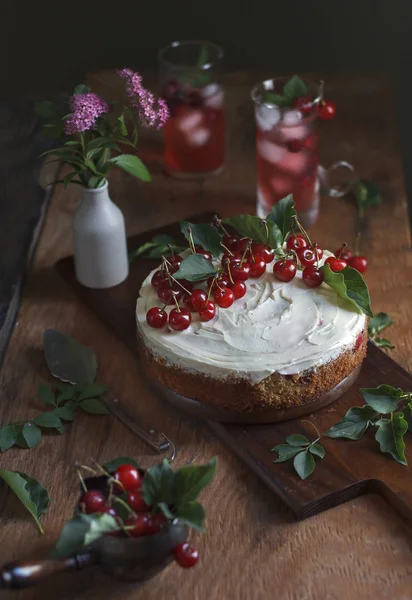 Tart kiraz kek içinde rustik geçmiş, heyecandır resim kadın el ile
