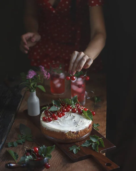 Tart kiraz kek içinde rustik geçmiş, heyecandır resim kadın el ile