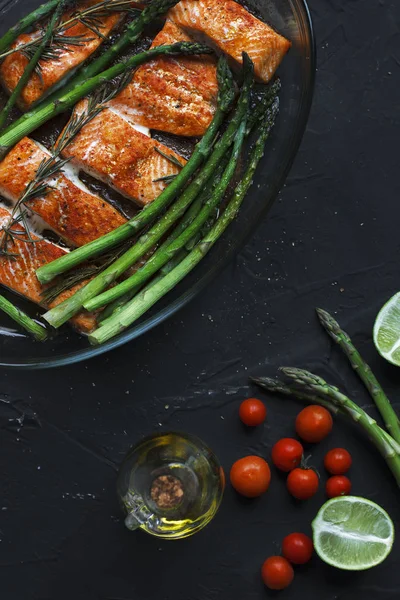 Domates, kuşkonmaz, limon ve zeytinyağı ile pişmiş somon