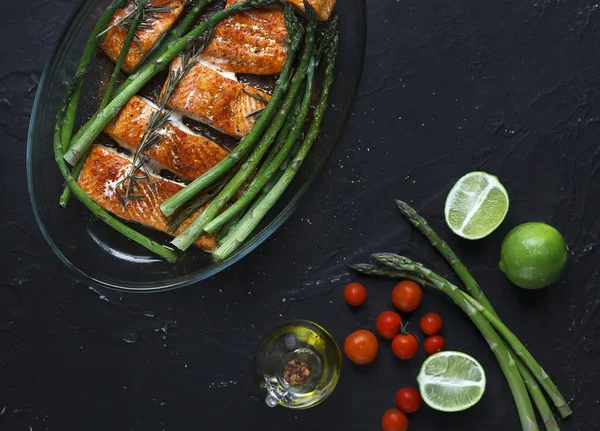 Domates, kuşkonmaz, limon ve zeytinyağı ile pişmiş somon