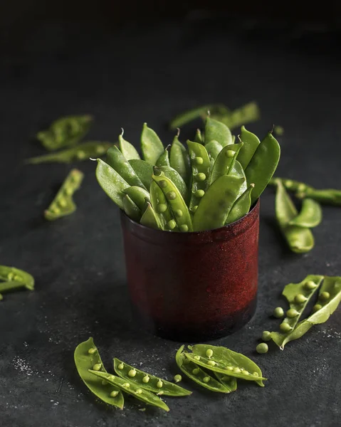 Kavanozun içinde yaz yeşil taze bezelye