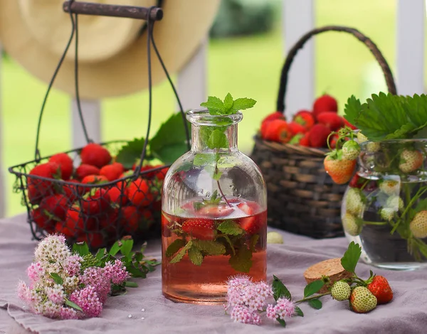 Çilek iç jar, yaz arka plan, komposto