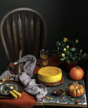 Rustik siyah arka plan üzerine karamel ile kabak cheesecake