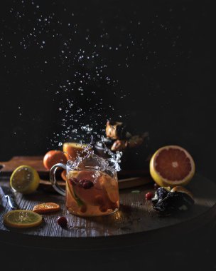 Rustik kış narenciye sıcak çay çay sıçrama ile