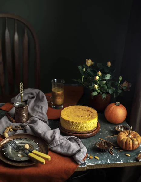 Rustik siyah arka plan üzerine karamel ile kabak cheesecake