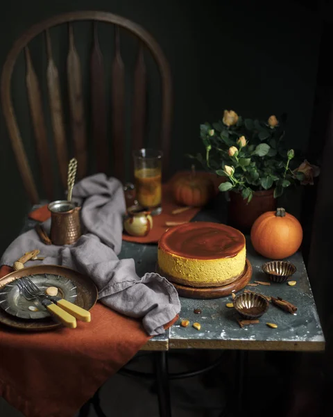 Rustik siyah arka plan üzerine karamel ile kabak cheesecake