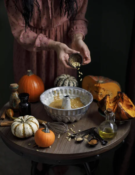 Çam fıstığı ile kabak pasta yapma hazırlığı, kadınlar eller üzerinde siyah koyu arka plan