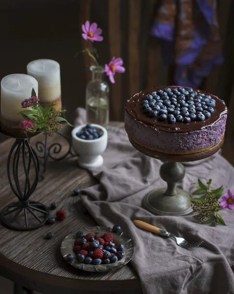 Ev yapımı yaban Yaban mersinli cheesecake rustik arka plan koyu fotoğraf