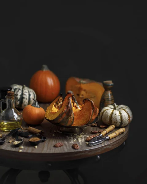 Kabaklar siyah rustik arka planda, bir kabak pasta yapma hazırlığı