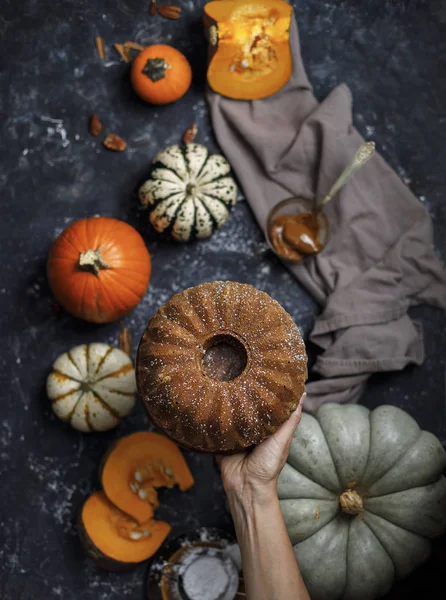 Kabak pasta pasta kabak ve kadınlar eller, üstten görünüm karamel, diffrient türlü mavi rustik arka plan üzerinde