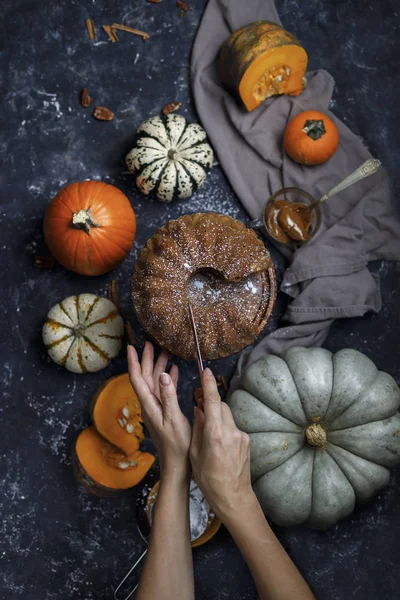 Kabak pasta pasta kabak ve kadınlar eller, üstten görünüm karamel, diffrient türlü mavi rustik arka plan üzerinde