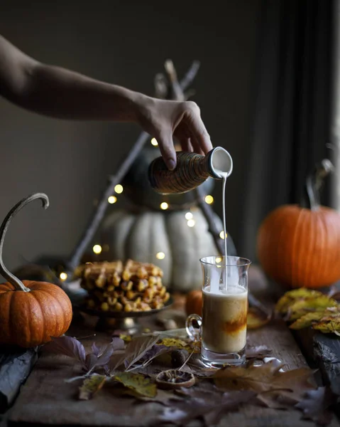 Sütlü Balkabağı kadınlarla el akışı damla pour süt