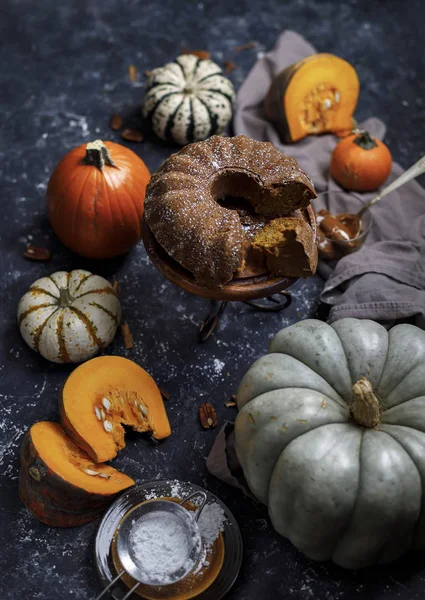 Kabak pasta pasta kabak ve en iyi görünümü karamel, diffrient türlü mavi rustik arka plan üzerinde