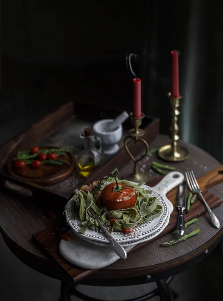 Et, domates ve peynir koyu rustik arka plan ile Ispanaklı makarna