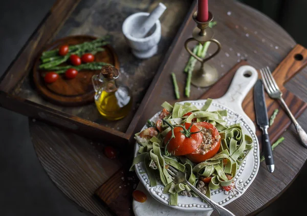 Et, domates ve peynir koyu rustik arka plan ile Ispanaklı makarna