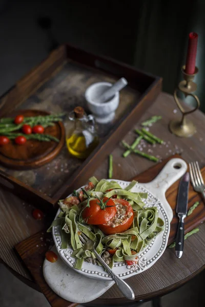 Et, domates ve peynir koyu rustik arka plan ile Ispanaklı makarna