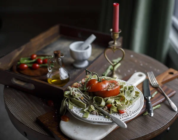 Et, domates ve peynir koyu rustik arka plan ile Ispanaklı makarna