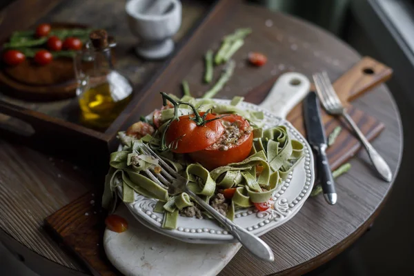 Et, domates ve peynir koyu rustik arka plan ile Ispanaklı makarna