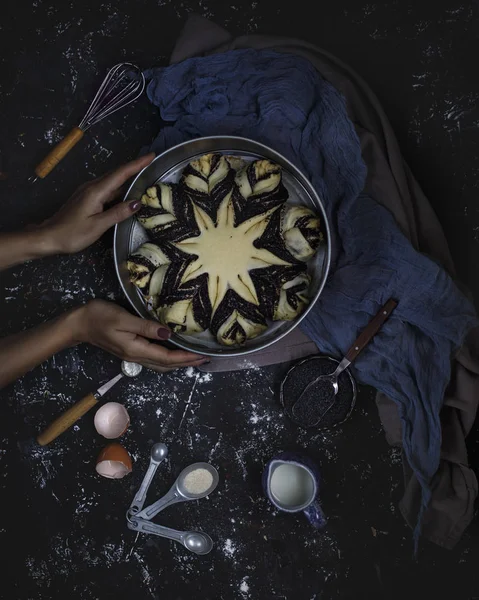 Hamur Hazırlık tarifi haşhaş tohum pasta ile ingridients, çalışma El Gıda düz mutfak masa arka plan üzerine koymak.