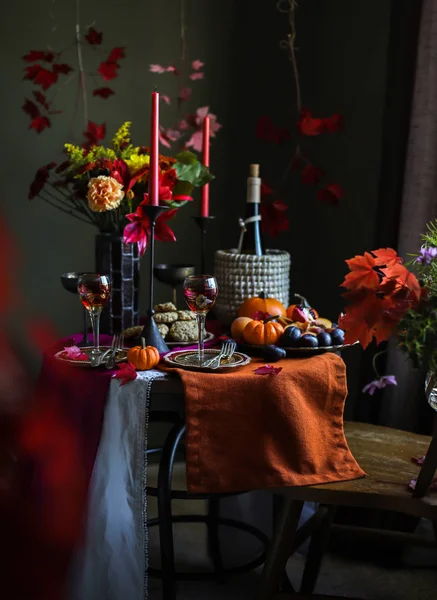 Güzel masa meyve ve içki dolu içinde iç tablo rustik koyu arka plan