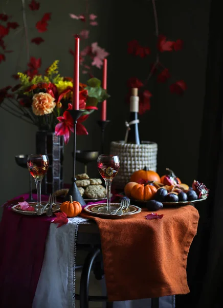 Güzel masa meyve ve içki dolu içinde iç tablo rustik koyu arka plan