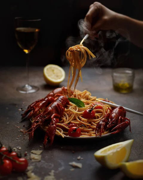 Kerevit ve sebzeli makarna. Yakın çekim.