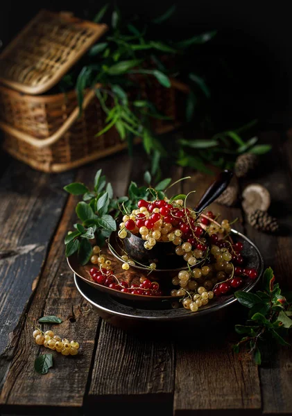 # Tatlı kırmızı üzümler kasede #   