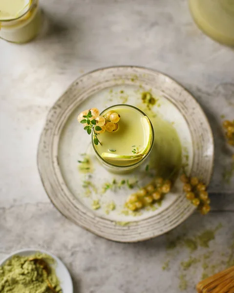 Kırsal ahşap arka planda bir bardak dolusu içki. 