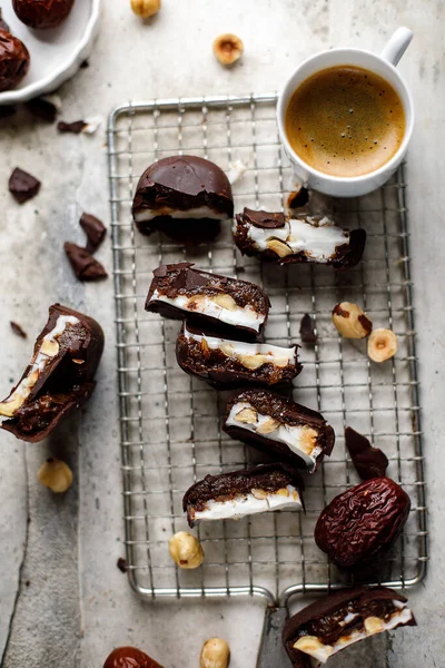 Fındıklı çikolatalı kek ve kahve, seçici odak