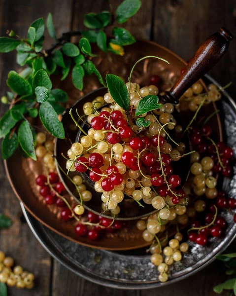 # Tatlı kırmızı üzümler kasede #   