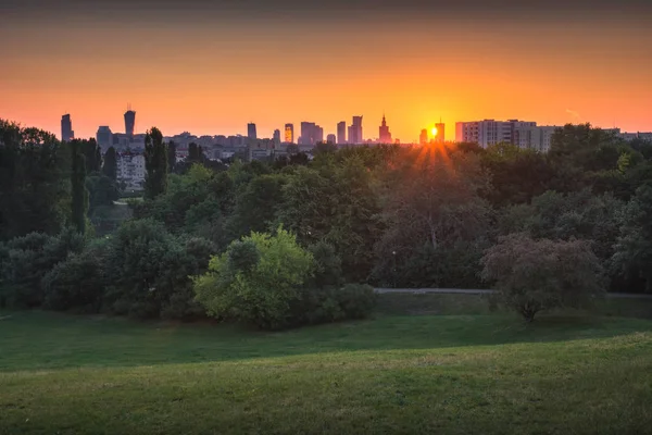 Szczesliwicki park ve gündoğumu, Polonya, Varşova'daki gökdelenler Panoraması
